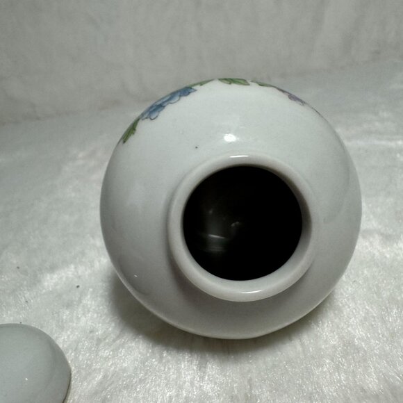 Vintage lidded Ginger Jar Chinese Porcelain Floral Tea Jar - Picture 4 of 6